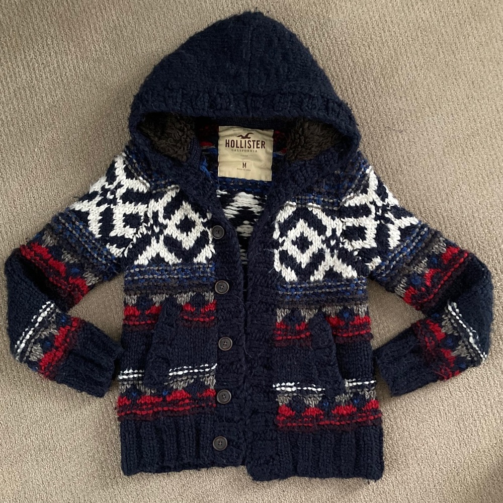 Men’s chunky knit sweater with sherpa lined hood